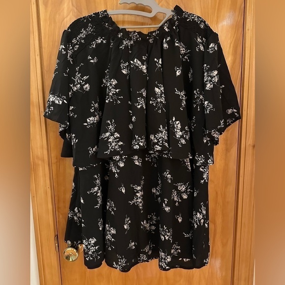 Suzanne Betro - Gorgeous black and white tiered floral blouse. Size 2x. - Picture 6 of 7